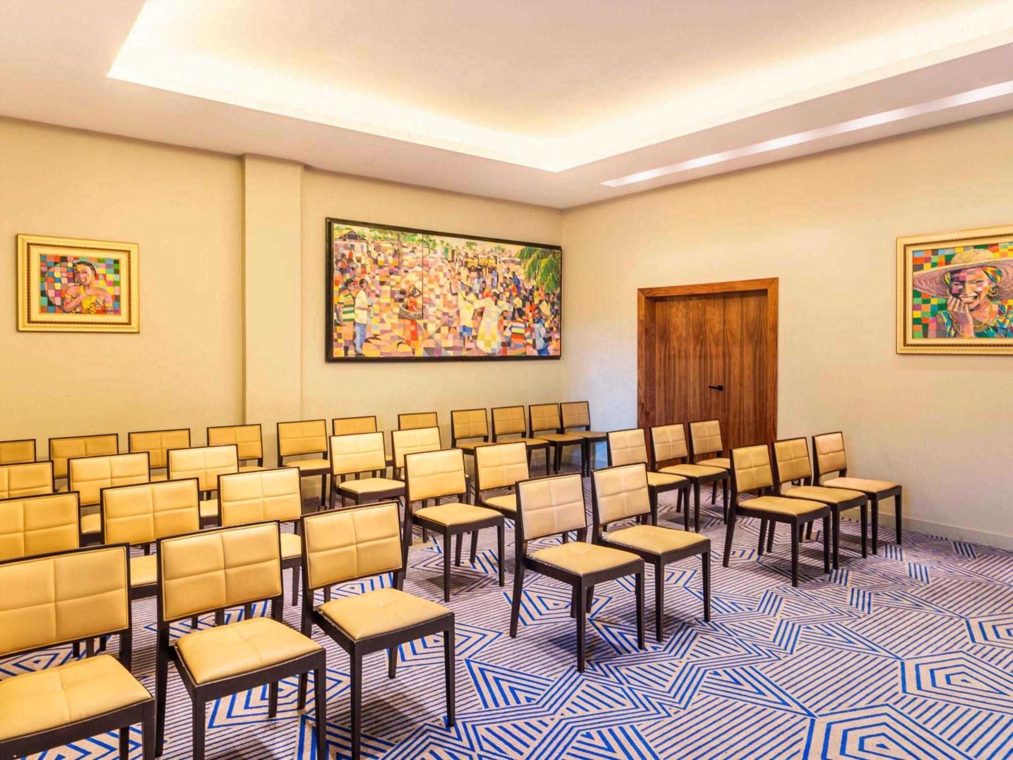 Moevenpick Hotel Абиджан Екстериор снимка