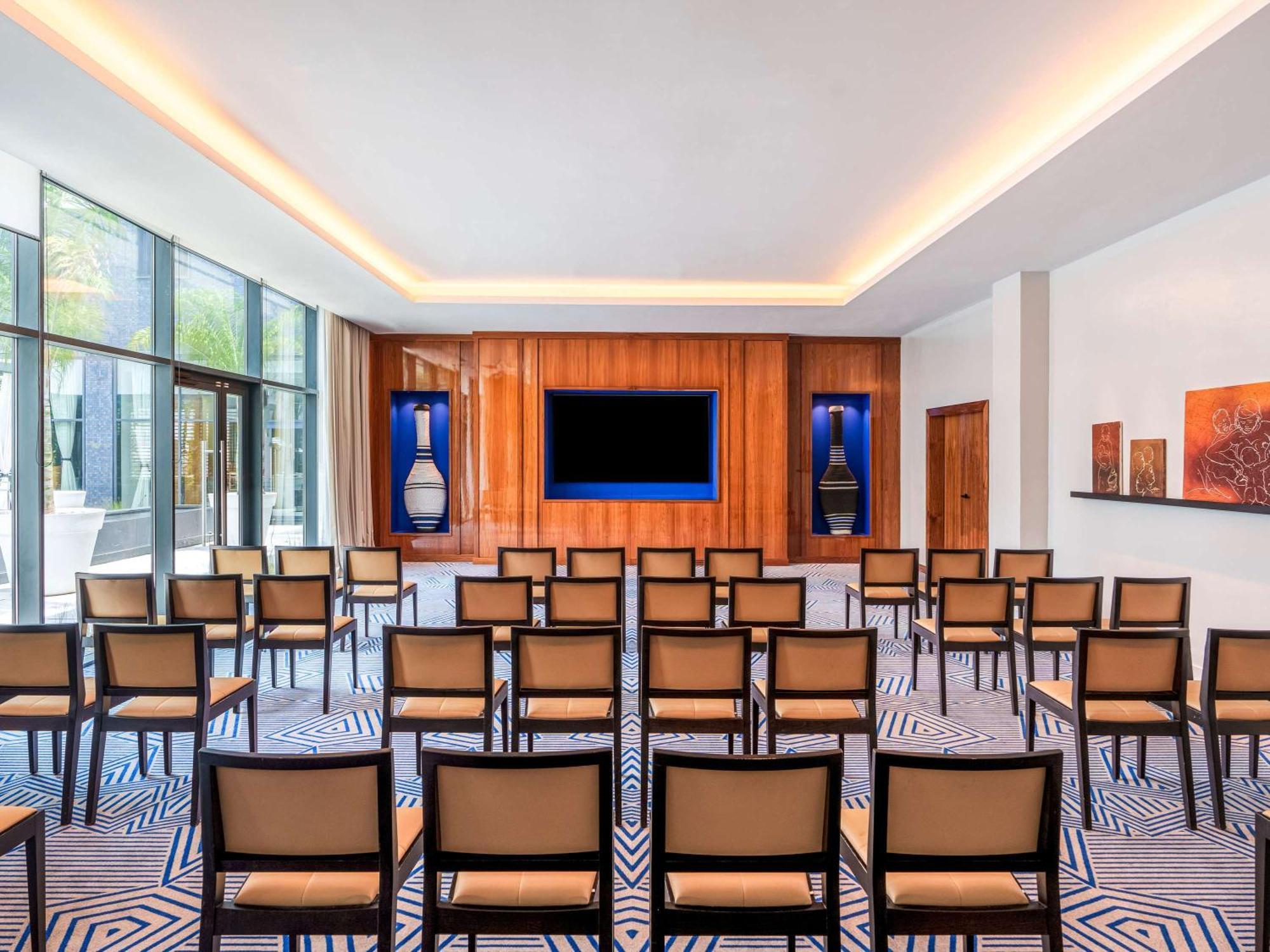 Moevenpick Hotel Абиджан Екстериор снимка