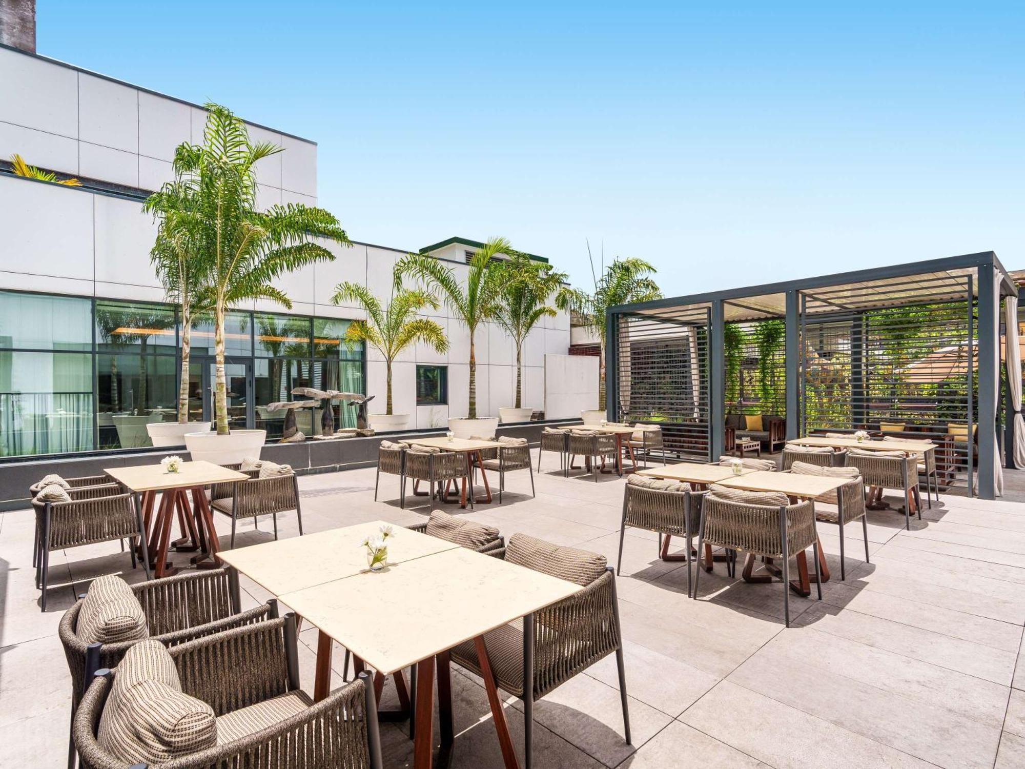Moevenpick Hotel Абиджан Екстериор снимка